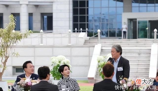 【就爱时尚】50岁韩国第一夫人在老公面前变娇妻！穿黑裙拎国产千元包，好节俭