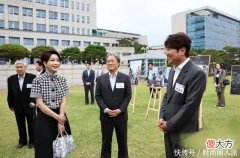 【就爱时尚】50岁韩国第一夫人在老公面前变娇妻！穿黑裙拎国产千元包，好节俭