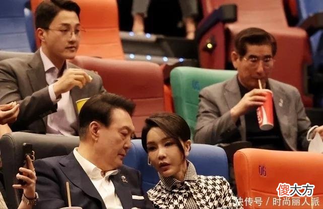 【就爱时尚】50岁韩国第一夫人在老公面前变娇妻！穿黑裙拎国产千元包，好节俭