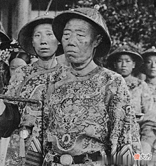 【历史故事】清末罕见照片：通房小妾双手叉腰，李莲英一脸脓包，新娘扭扭捏捏