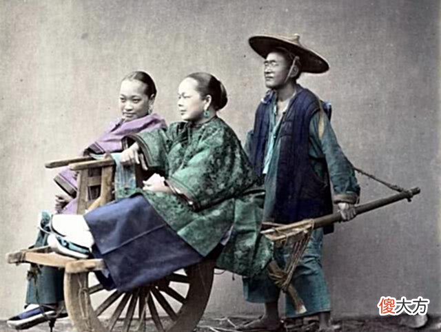【爱历史】晚清上色老照片:丑陋的宫女出游、清新脱俗的女孩、将被行刑的犯人