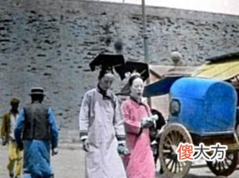 【爱历史】晚清上色老照片:丑陋的宫女出游、清新脱俗的女孩、将被行刑的犯人