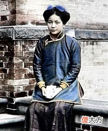 【爱历史】晚清上色老照片:丑陋的宫女出游、清新脱俗的女孩、将被行刑的犯人