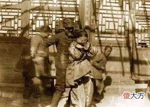 【历史故事】八国联军烧杀抢掠，那些没西逃留在后宫的妃嫔，她们下场如何？
