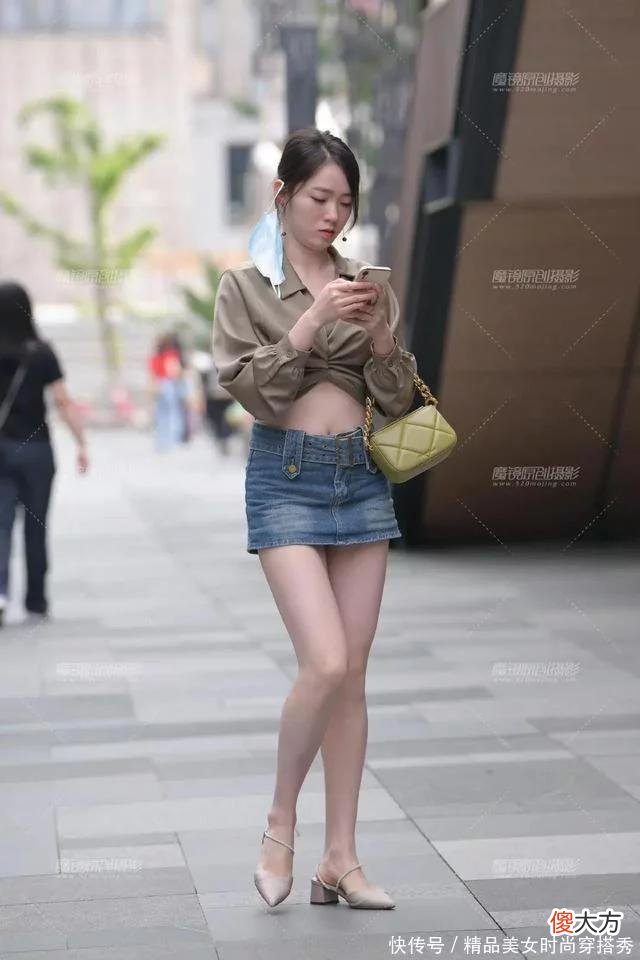 【时尚一点】街拍牛仔短裙搭配时尚衬衣的高挑气质小姐姐
