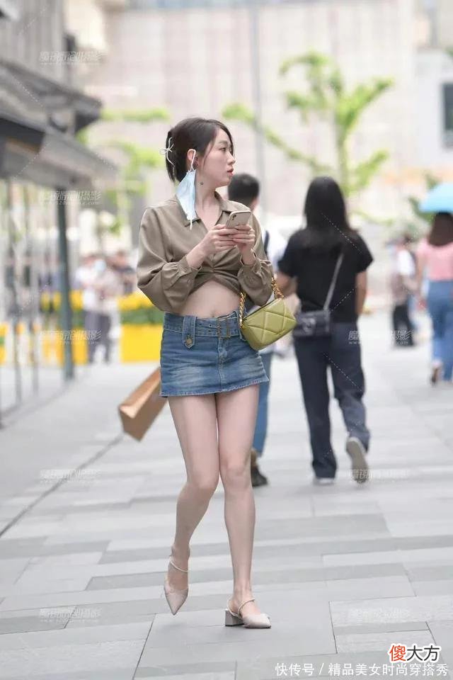 【时尚一点】街拍牛仔短裙搭配时尚衬衣的高挑气质小姐姐
