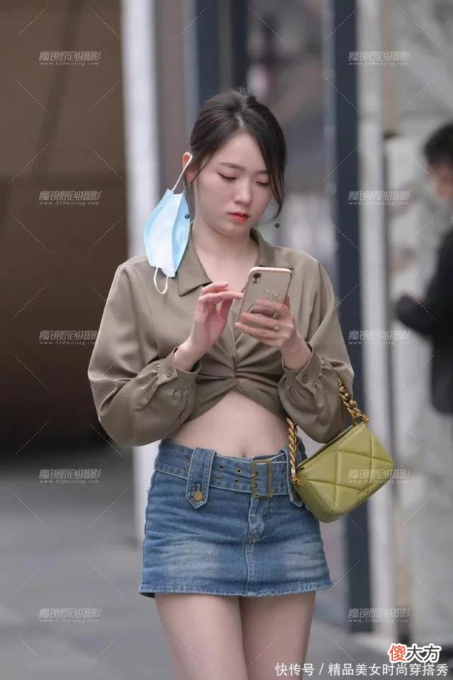 【时尚一点】街拍牛仔短裙搭配时尚衬衣的高挑气质小姐姐