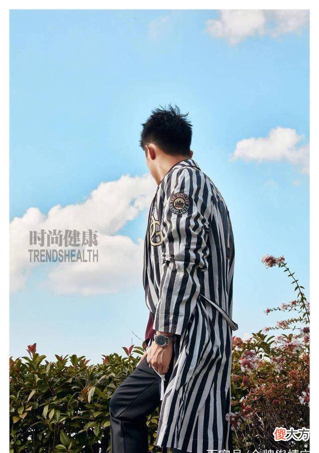 【就爱时尚】王俊凯黄景瑜同款衬衫登杂志封面，黄景瑜一脸正气仿佛警察蜀黍