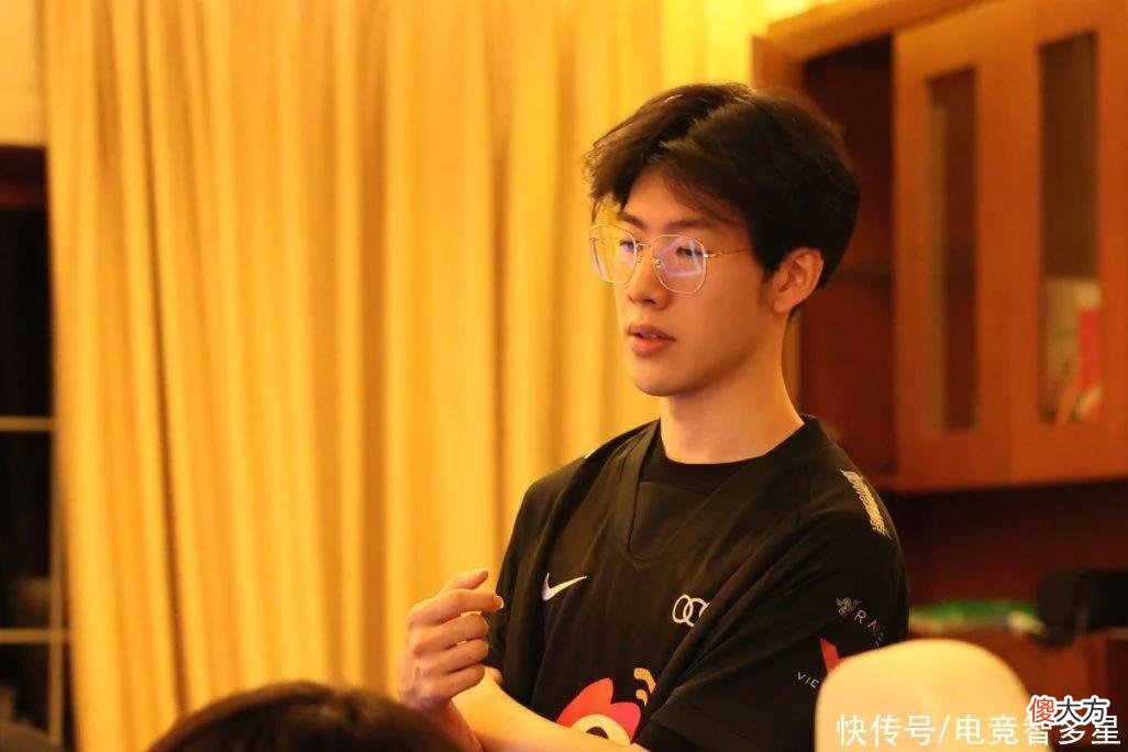 【游戏世界】WBG官方无意爆出TheShy手伤，疤痕触目惊心！随后却秒打码？