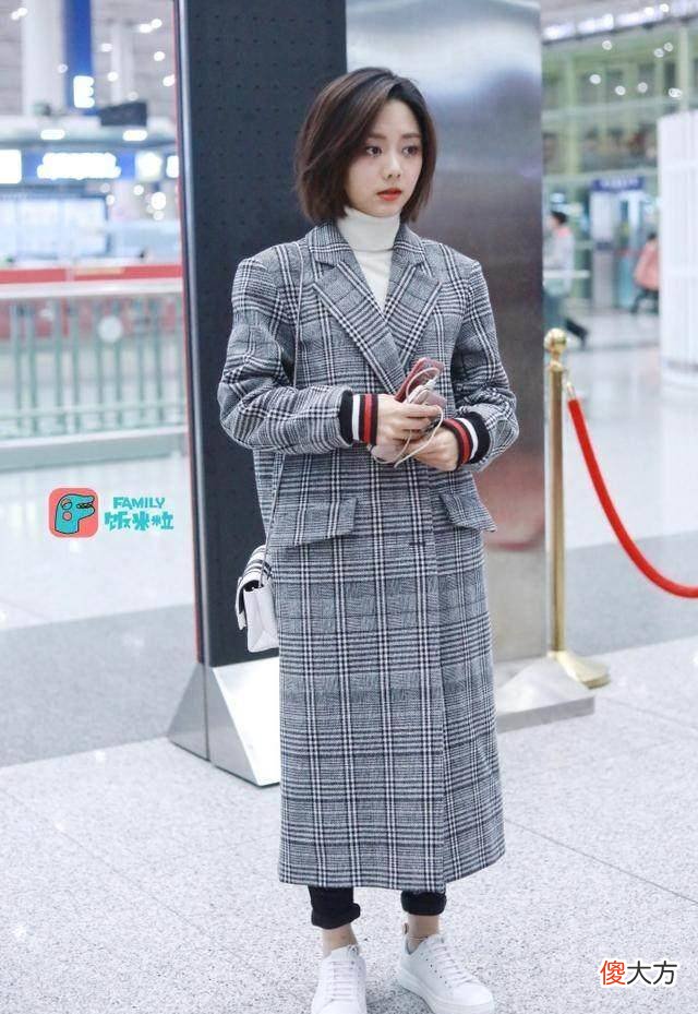 【时尚一点】谭松韵现身机场，满脸胶原蛋白让人羡慕，网友：个子矮千万别穿大