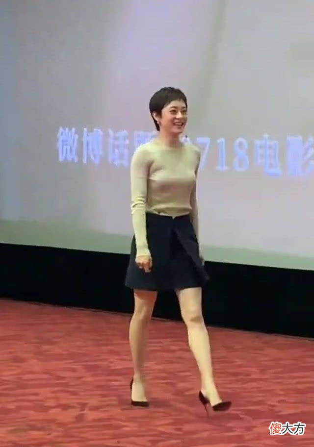【时尚一点】邓超把孙俪当成宝，37岁还有“千金腿”，一袭杏色上衣很显气质
