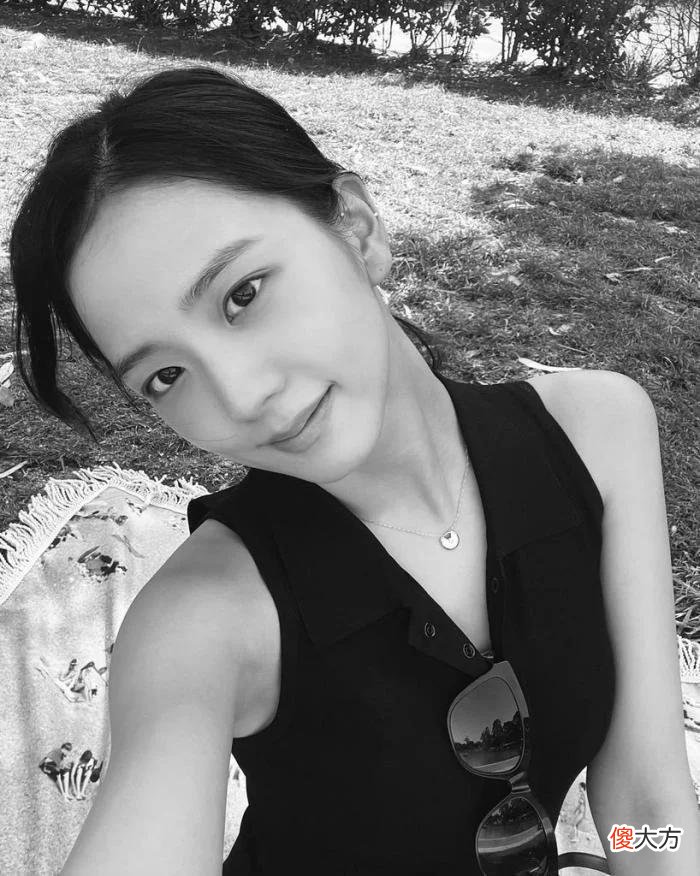 【时尚一点】Blackpink智秀,紧身迷你连衣短裙大秀性感美,黑白照片中的迷人魅力