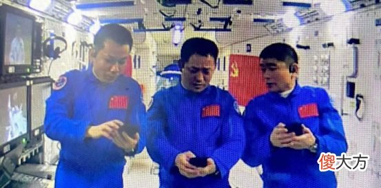 3名航天员带上太空的手机到底是啥牌子 航天员用的手机是什么牌子
