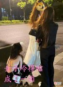 【时尚一点】深夜，上海一女子穿着清凉等车，冷风中被冻得瑟瑟发抖！