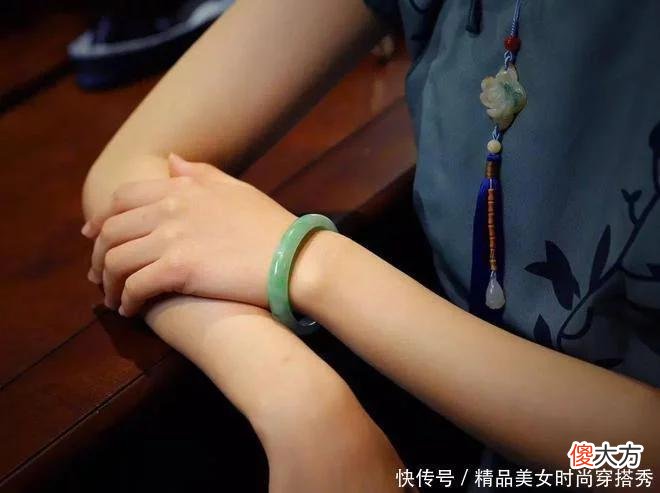【时尚一点】翡翠与旗袍的别样搭配，展现另类风情！修饰出姹紫嫣红的花样年华