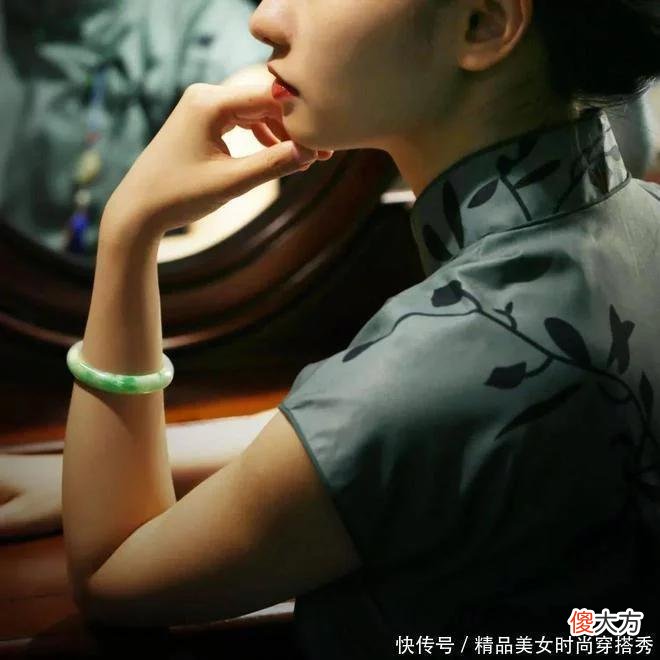 【时尚一点】翡翠与旗袍的别样搭配，展现另类风情！修饰出姹紫嫣红的花样年华