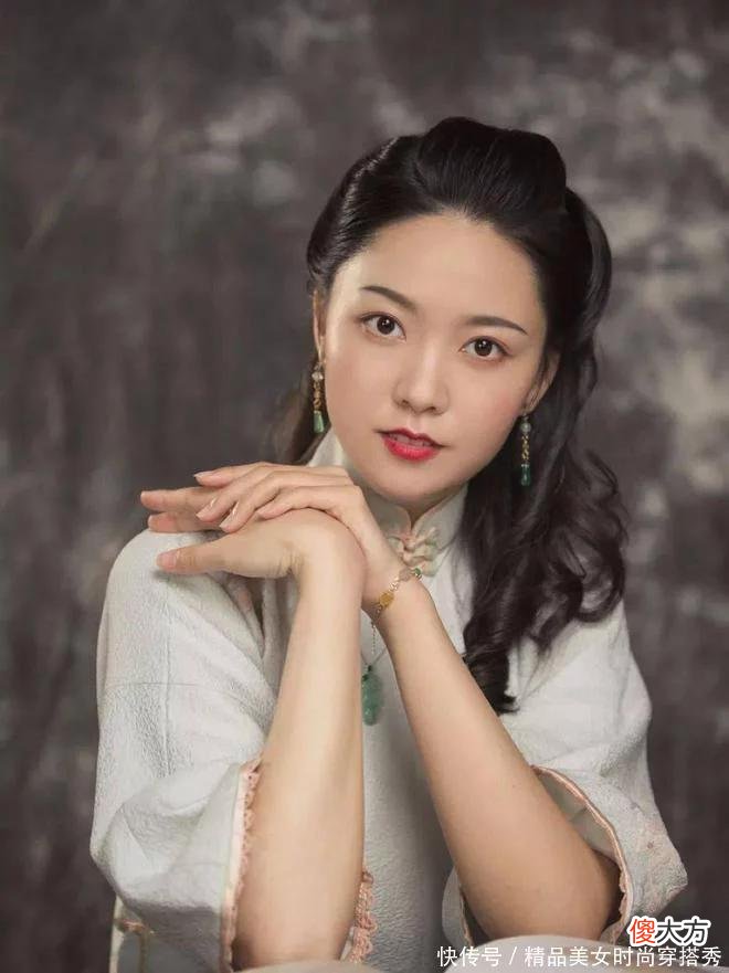 【时尚一点】翡翠与旗袍的别样搭配，展现另类风情！修饰出姹紫嫣红的花样年华