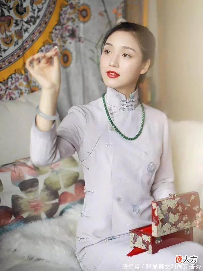 【时尚一点】翡翠与旗袍的别样搭配，展现另类风情！修饰出姹紫嫣红的花样年华