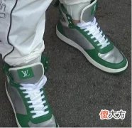 【时尚一点】杭州一男子购买“路易威登”休闲鞋，穿一天就掉色染绿脚趾，店员称可退货