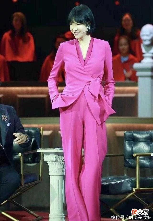 【时尚一点】李艾身材比例太完美了，穿粉色西装配阔腿裤，1米5大长腿好惊艳