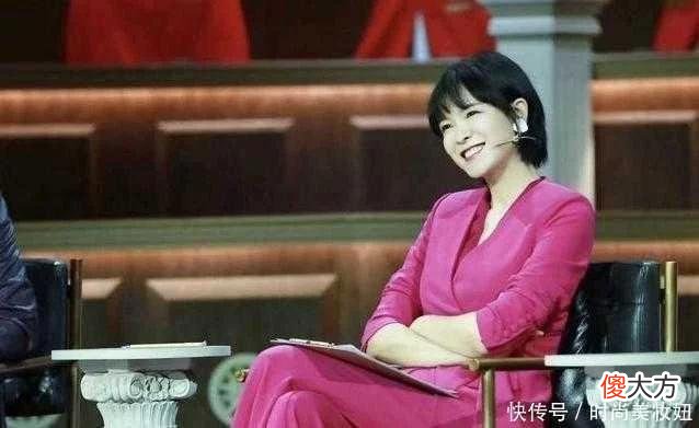 【时尚一点】李艾身材比例太完美了，穿粉色西装配阔腿裤，1米5大长腿好惊艳