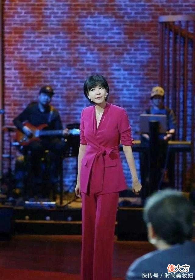 【时尚一点】李艾身材比例太完美了，穿粉色西装配阔腿裤，1米5大长腿好惊艳