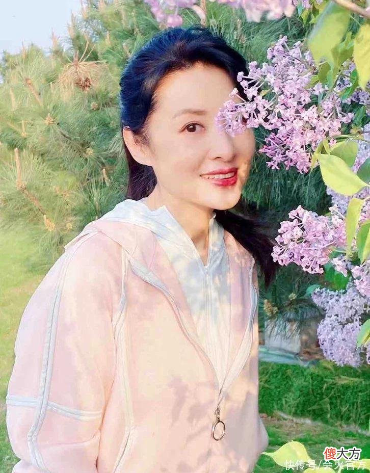【就爱时尚】54岁周涛海边拍照好帅气！皮肤白嫩没皱纹，穿短裤肌肉线条明显