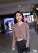 【时尚一点】露脐上衣搭配紧身牛仔裤，性感与时尚感两兼得，小姐姐娇俏可爱