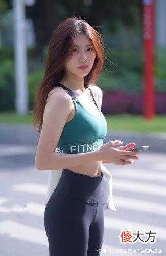 【时尚一点】露脐上衣搭配紧身牛仔裤，性感与时尚感两兼得，小姐姐娇俏可爱