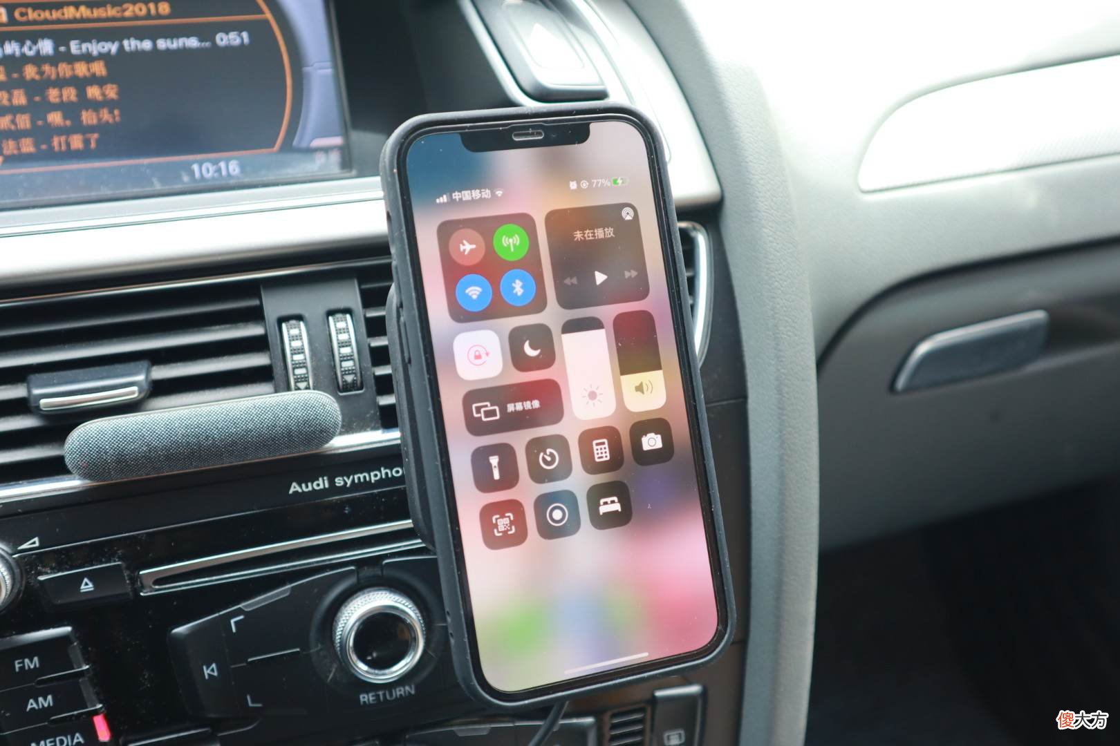 专为iPhone12用户设计，亿色磁吸车载充电支架评测
