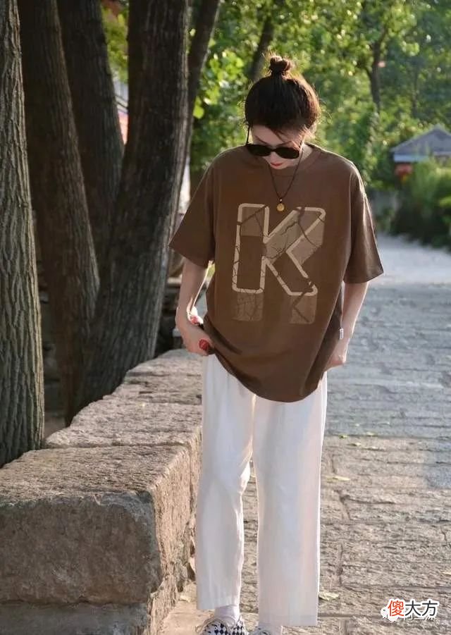 【就爱时尚】简单的T恤怎么搭配？三套穿搭示范，让你轻松学会如何穿搭