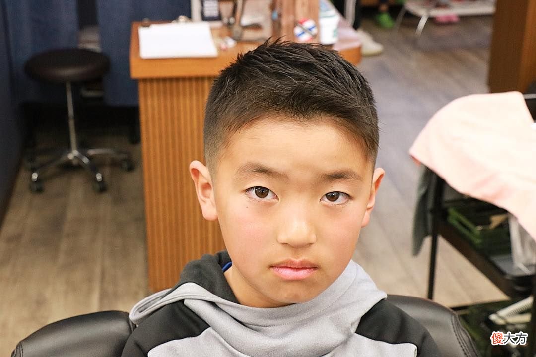 【时尚一点】今夏最火小男孩发型，简单个性很有型，剪完真帅气