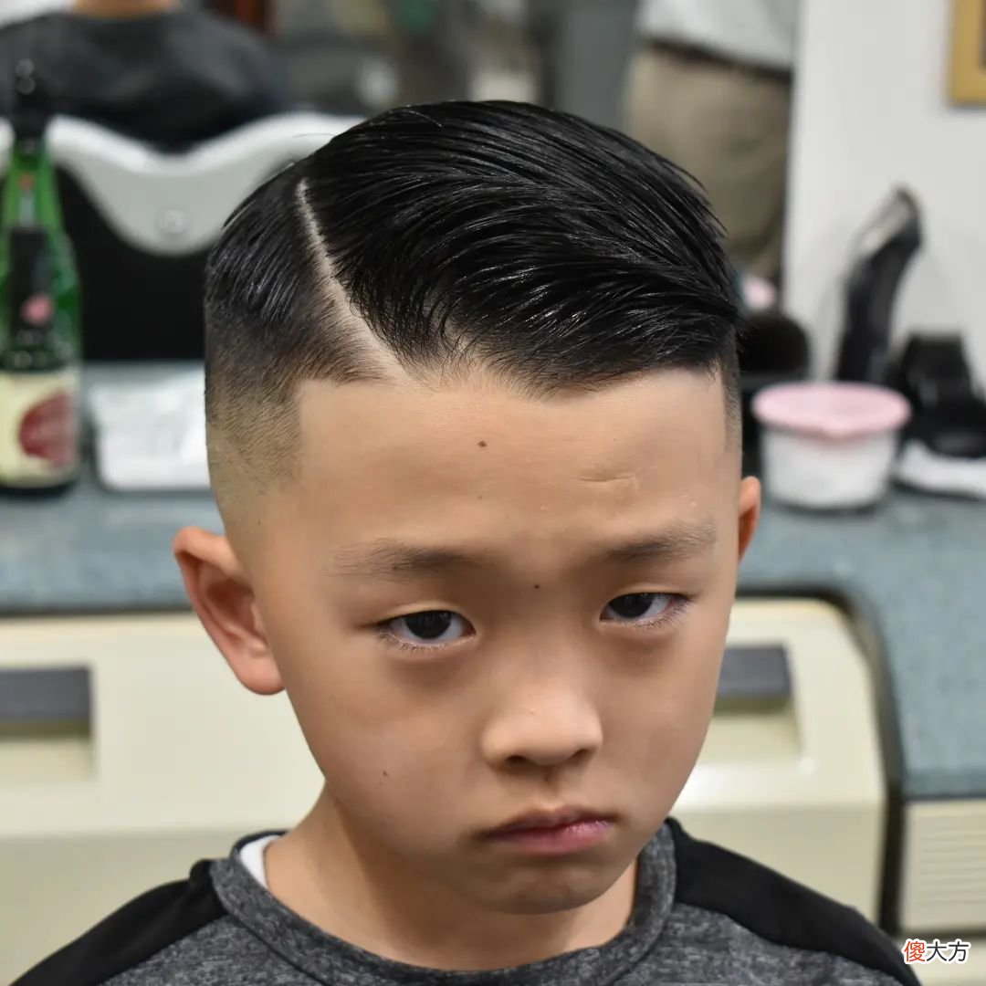【时尚一点】今夏最火小男孩发型，简单个性很有型，剪完真帅气