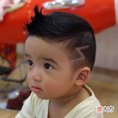 【时尚一点】今夏最火小男孩发型，简单个性很有型，剪完真帅气