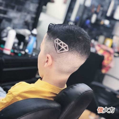 【时尚一点】今夏最火小男孩发型，简单个性很有型，剪完真帅气
