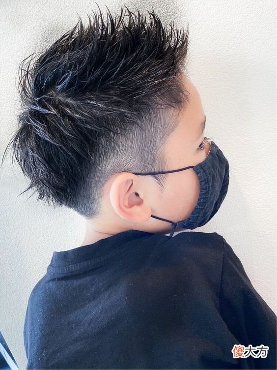 【时尚一点】今夏最火小男孩发型，简单个性很有型，剪完真帅气