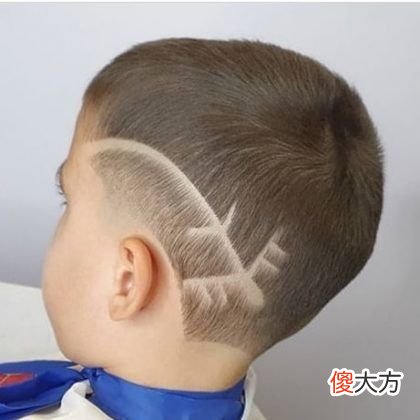【时尚一点】今夏最火小男孩发型，简单个性很有型，剪完真帅气