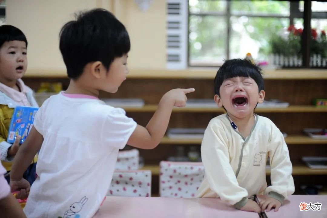 孩子用精致洋娃娃换一张贴纸，妈妈直言太吃亏