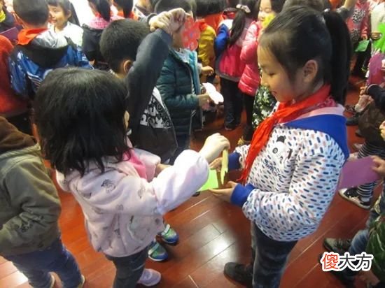 孩子用精致洋娃娃换一张贴纸，妈妈直言太吃亏