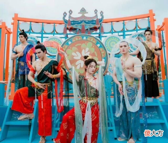 【时尚一点】敦煌“男菩萨”太帅了吧，身材好、颜值高，就该火出圈！