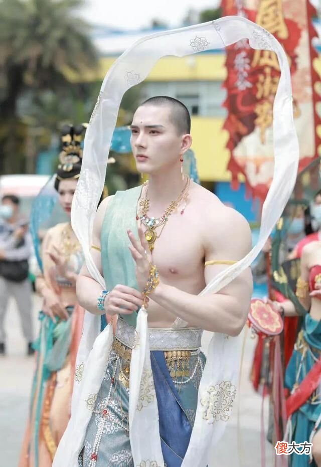 【时尚一点】敦煌“男菩萨”太帅了吧，身材好、颜值高，就该火出圈！