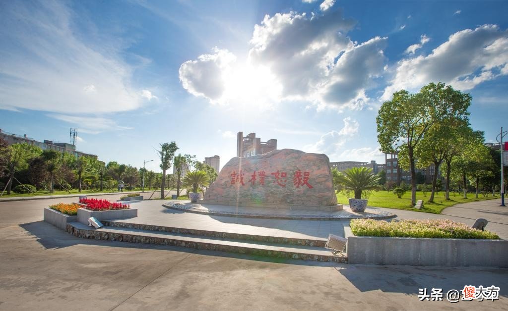 景德镇陶瓷大学：中国唯一以陶瓷为特色的多科性本科高等学校