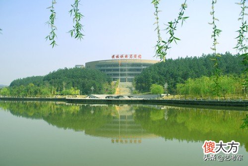 景德镇陶瓷大学：中国唯一以陶瓷为特色的多科性本科高等学校