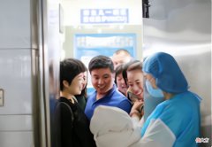 新生儿出产房谁“第一抱”？两种人关系再亲也不行，为了孩子好
