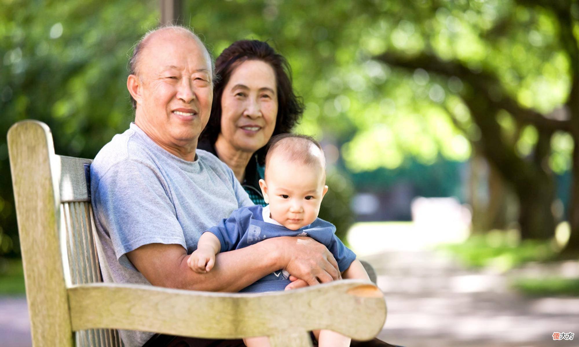 在老人心里,“孙子”和“外孙”有区别吗?爷孙俩的对话暗含本质