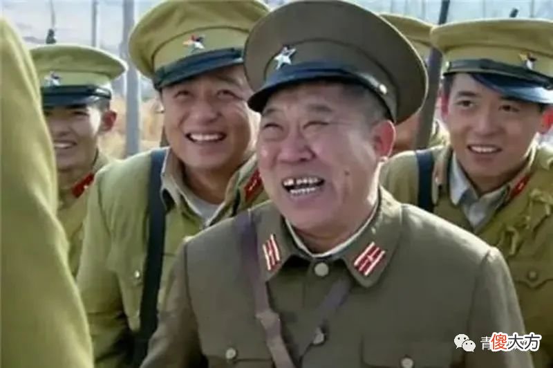 【历史故事】抗战时，一汉奸赶集，路旁小贩招呼买卖，猛然从绿豆中掏出了一把枪