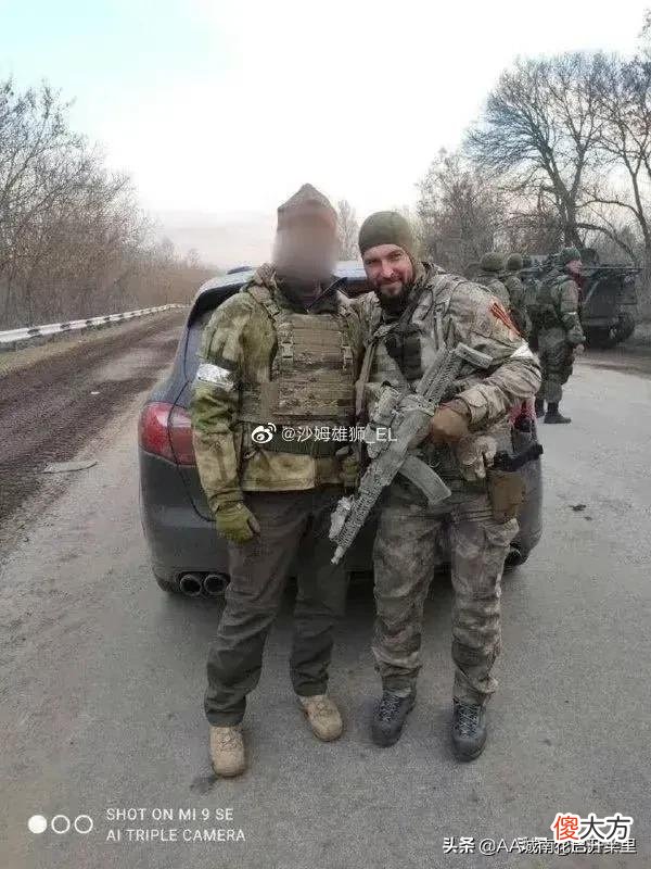 车臣特种兵在基辅外走走拍拍照，像极了旅游的我们，手机是亮点