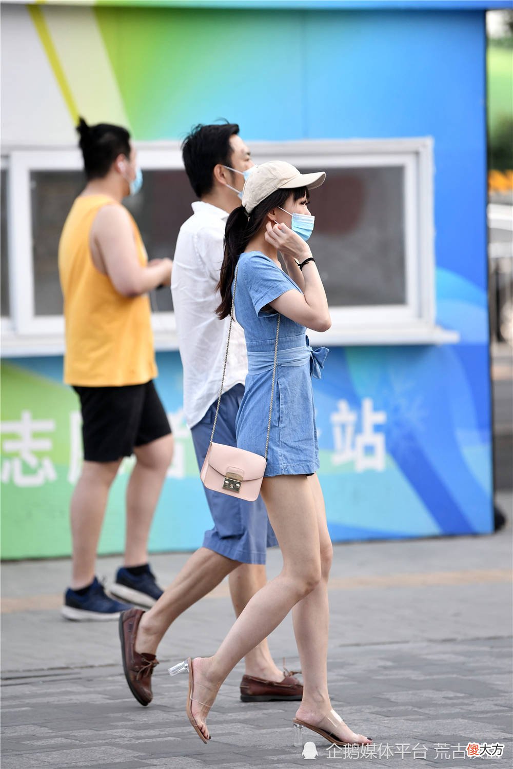 【时尚一点】水晶凉鞋，好多人会选择，粗跟款式很简单的风格