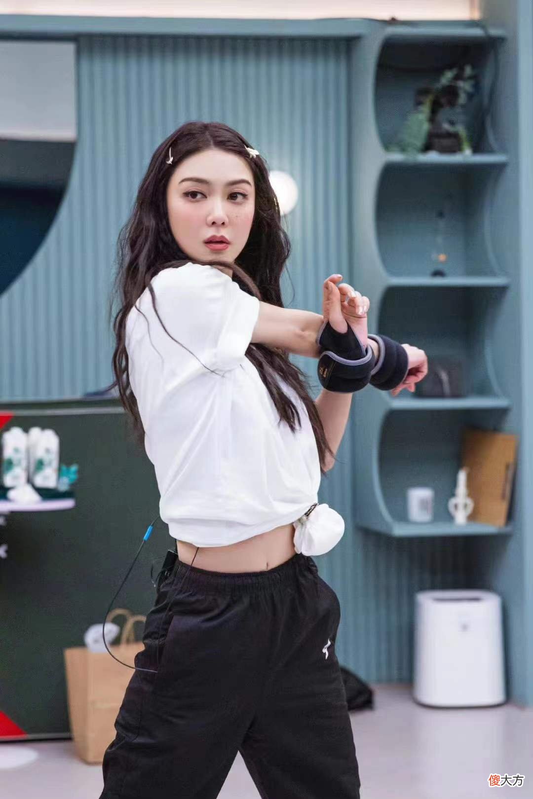 【就爱时尚】薛凯琪穿绿色背心配运动裤，青春时尚，40岁像25岁少女！