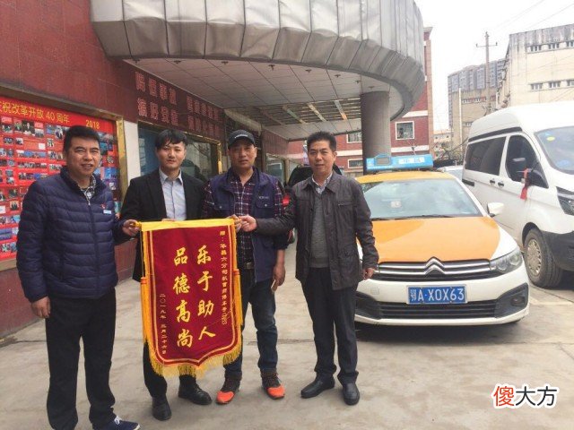 男子酒吧与人发生冲突 酒吧里男子与他人发生冲突